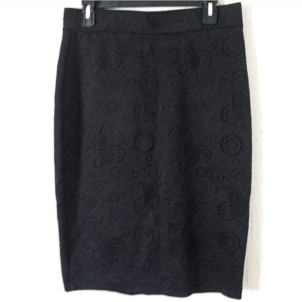 Embossed pencil skirt